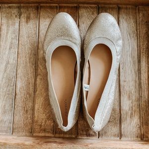 Xhilaration gold flats